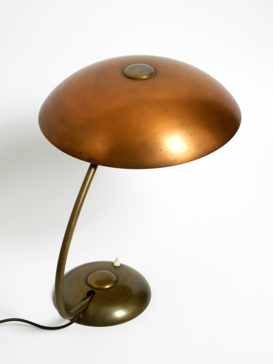 Image 1 of Très grande lampe de table allemande moderne du milieu du siècle en laiton avec abat-jour en cuivre