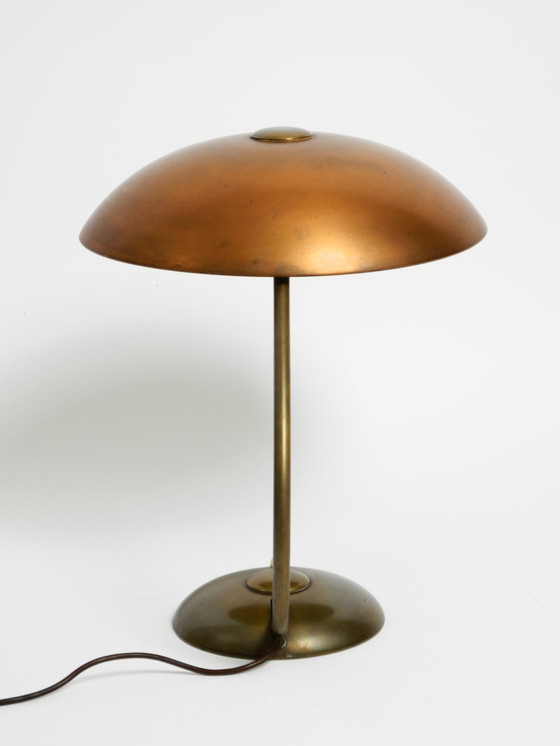 Image 1 of Très grande lampe de table allemande moderne du milieu du siècle en laiton avec abat-jour en cuivre