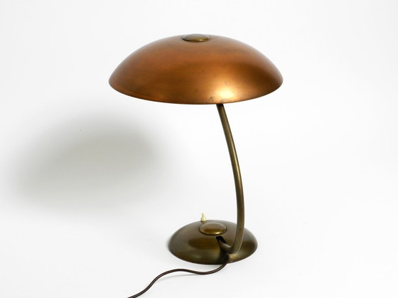 Image 1 of Très grande lampe de table allemande moderne du milieu du siècle en laiton avec abat-jour en cuivre