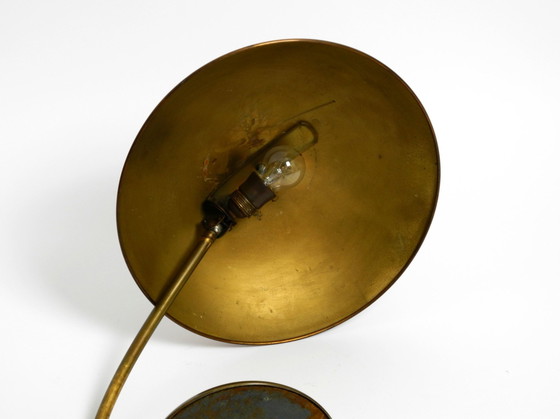 Image 1 of Très grande lampe de table allemande moderne du milieu du siècle en laiton avec abat-jour en cuivre