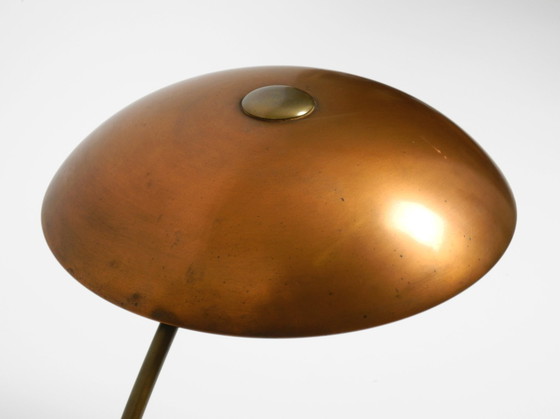 Image 1 of Très grande lampe de table allemande moderne du milieu du siècle en laiton avec abat-jour en cuivre