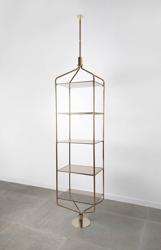 Image 1 of Étagère à poteaux tendus en laiton, Mid Century, 1960S