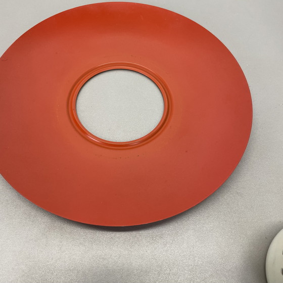 Image 1 of Applique ronde rouge de 20 cm en métal et verre opalin de style Stilnovo, Italie, années 1960