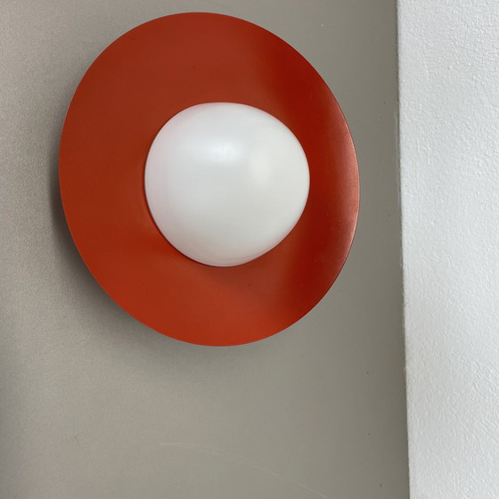 Image 1 of Applique ronde rouge de 20 cm en métal et verre opalin de style Stilnovo, Italie, années 1960
