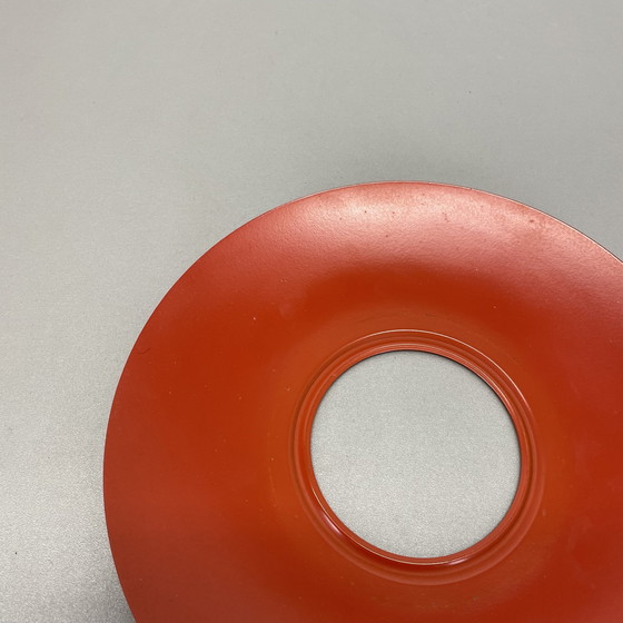 Image 1 of Applique ronde rouge de 20 cm en métal et verre opalin de style Stilnovo, Italie, années 1960