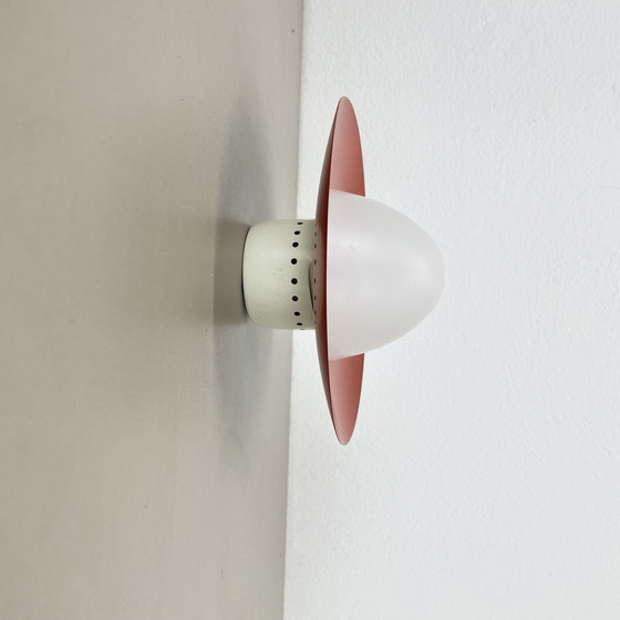 Image 1 of Applique ronde rouge de 20 cm en métal et verre opalin de style Stilnovo, Italie, années 1960