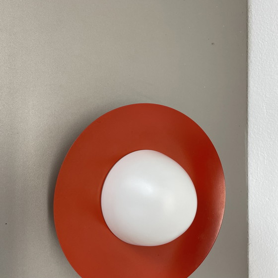 Image 1 of Applique ronde rouge de 20 cm en métal et verre opalin de style Stilnovo, Italie, années 1960
