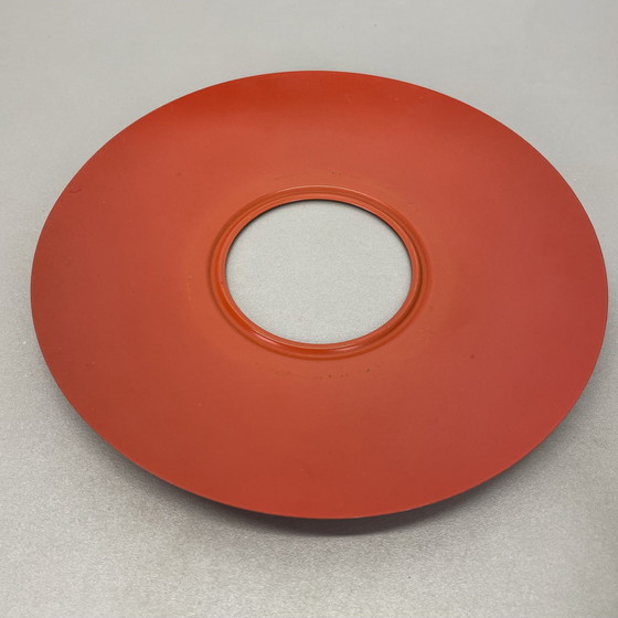 Image 1 of Applique ronde rouge de 20 cm en métal et verre opalin de style Stilnovo, Italie, années 1960