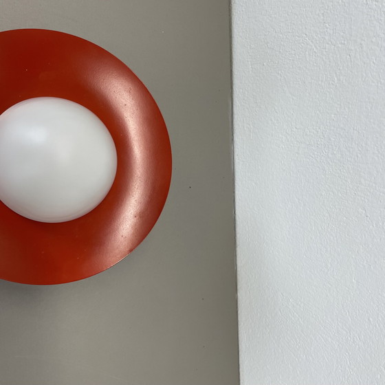Image 1 of Applique ronde rouge de 20 cm en métal et verre opalin de style Stilnovo, Italie, années 1960