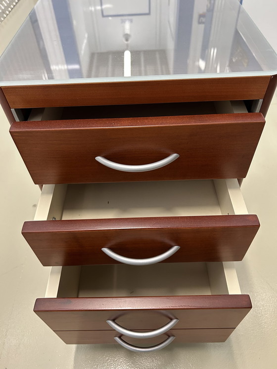 Image 1 of Commode de style Pastoe, avec plaque de verre