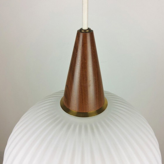 Image 1 of Lampe suspendue vintage en teck et opaline, 1960s