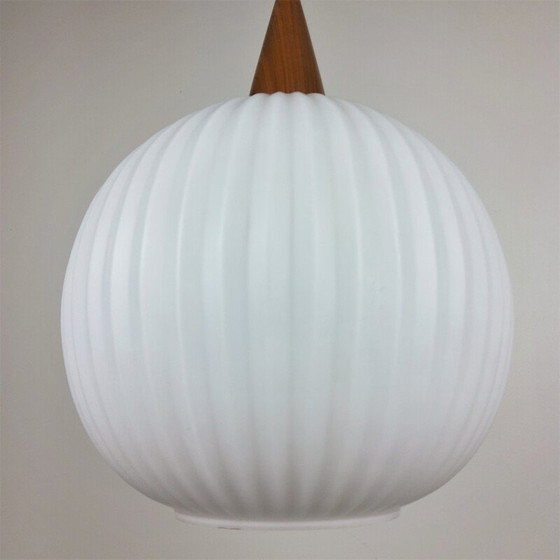 Image 1 of Lampe suspendue vintage en teck et opaline, 1960s