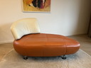 Leolux Kikko orange/weiße Chaiselongue