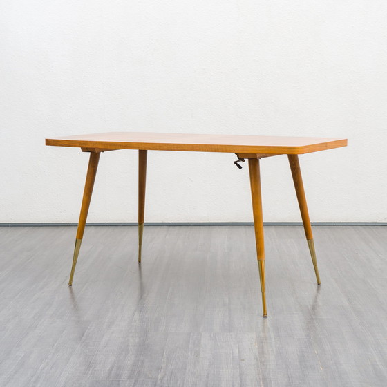 Image 1 of 50er Jahre Ess- / Couchtisch, Nussbaum, höhenverstellbar, Tischplatte restauriert