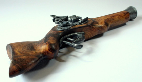 Image 1 of Schwere Pistole (Dekoration Jagdzimmer) Aus Massiv-Holz  Mit Zinnmontur - Vintage