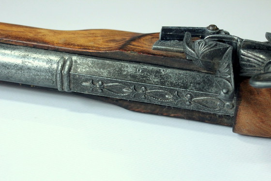 Image 1 of Schwere Pistole (Dekoration Jagdzimmer) Aus Massiv-Holz  Mit Zinnmontur - Vintage