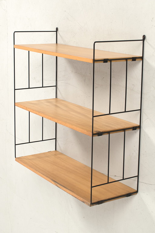 Wandschrank aus Drahtgestell