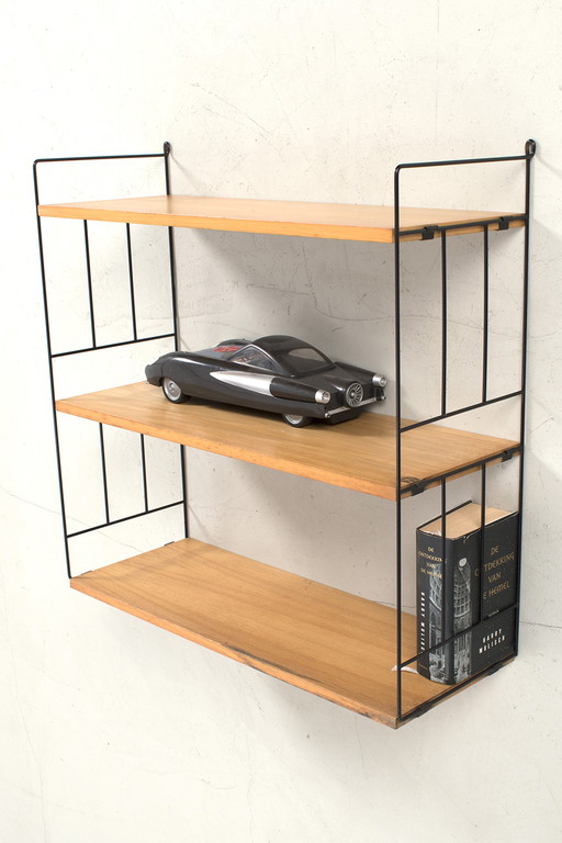 Wandschrank aus Drahtgestell