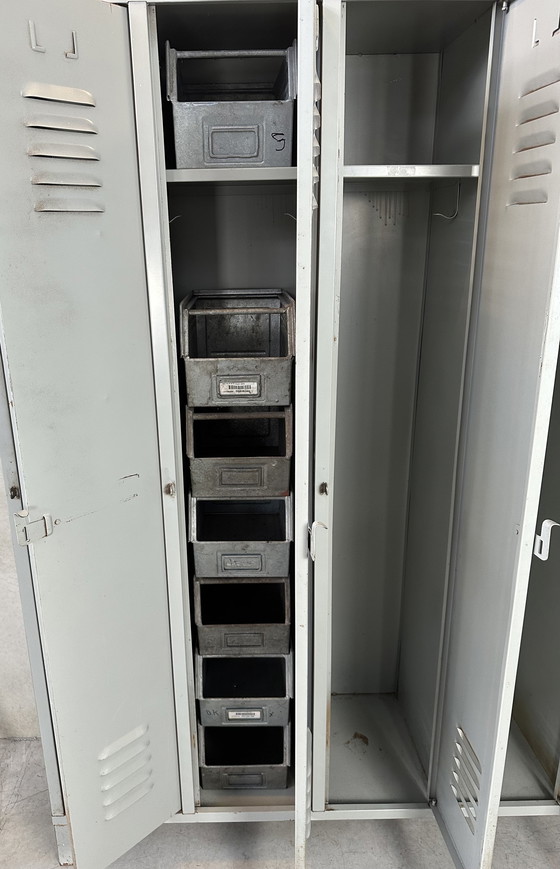 Image 1 of Industrieller Vintage-Schrank (5 Türen)