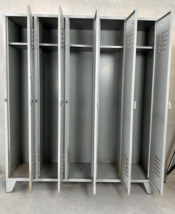 Image 1 of Industrieller Vintage-Schrank (5 Türen)