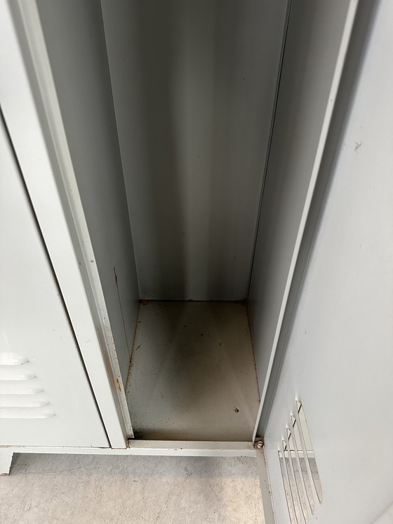 Image 1 of Industrieller Vintage-Schrank (5 Türen)