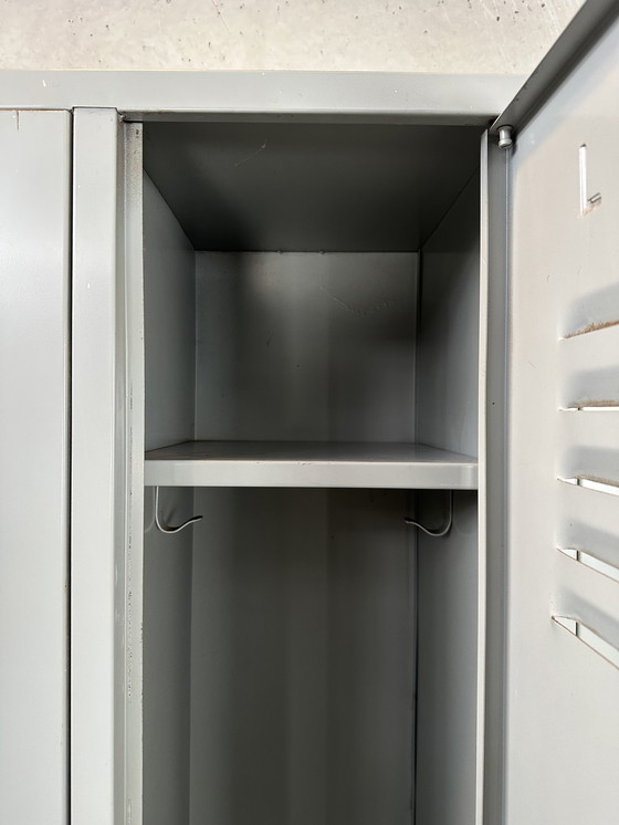 Image 1 of Industrieller Vintage-Schrank (5 Türen)