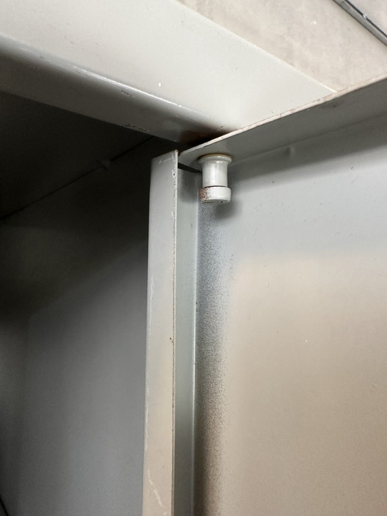 Image 1 of Industrieller Vintage-Schrank (5 Türen)