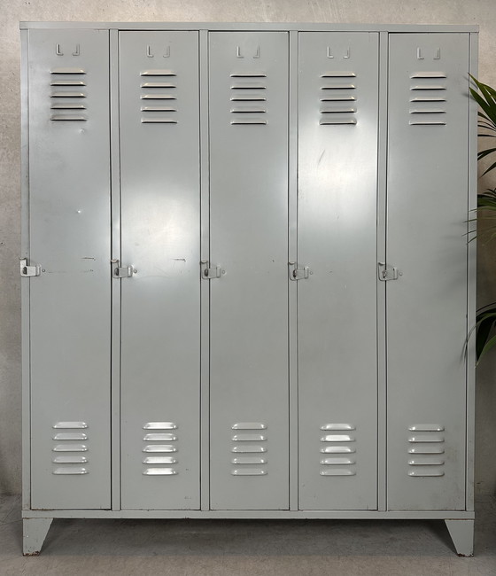 Image 1 of Industrieller Vintage-Schrank (5 Türen)