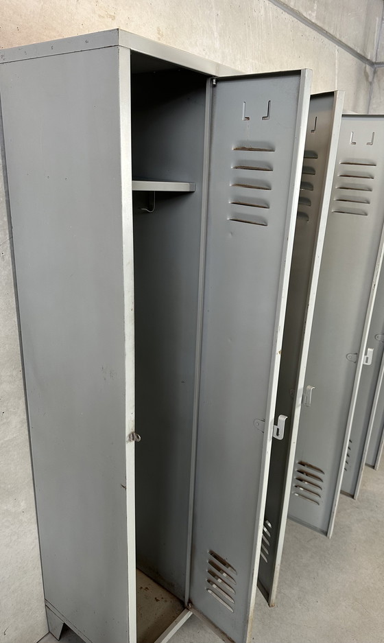 Image 1 of Industrieller Vintage-Schrank (5 Türen)