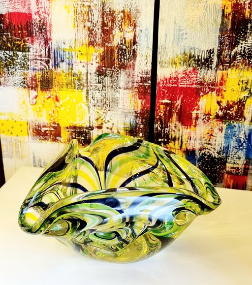 Bunte Glasschale im Vintage-Stil.