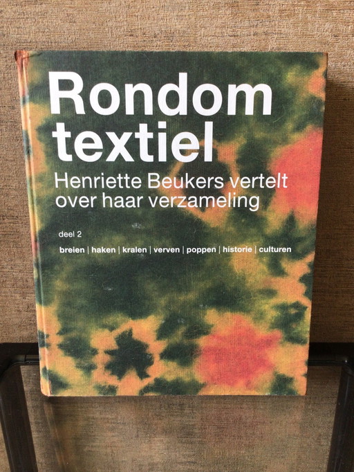 Buch rund um Textilien