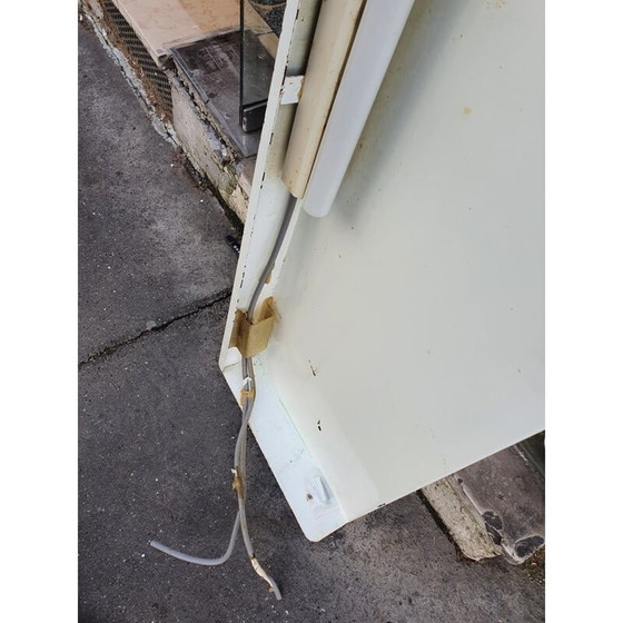 Image 1 of Vintage-Regal aus weiß lackiertem Metall mit Licht, Auswahl Charlotte Perriand, 1965