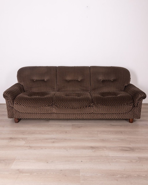 Wohnzimmersofa und ein Paar 70er-Jahre-Sessel mit italienischem Design-Stoff