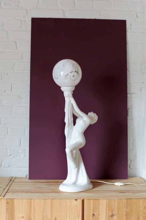 Skulpturale Tischlampe aus Porzellan im Art-Déco-Stil