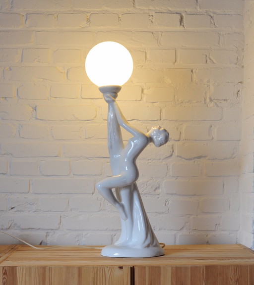 Skulpturale Tischlampe aus Porzellan im Art-Déco-Stil