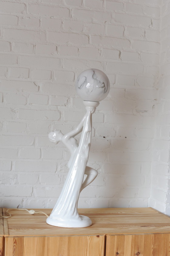 Image 1 of Skulpturale Tischlampe aus Porzellan im Art-Déco-Stil