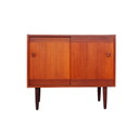 Kleines Sideboard aus Teakholz mit Schiebetüren