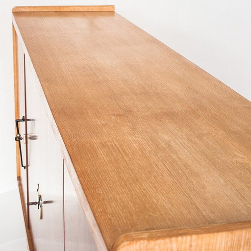 Hohe Anrichte im Vintage-Stil. Eiche und Embero furniert. Frankreich, 1960er Jahre