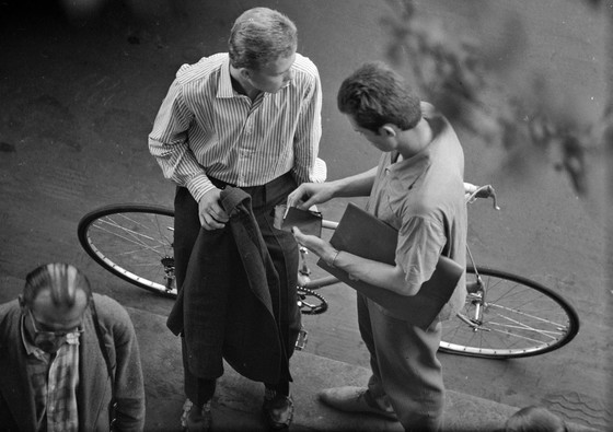 Image 1 of 1X Kunstdruck Quadratisch | Traders And The Racing Bike, 1965