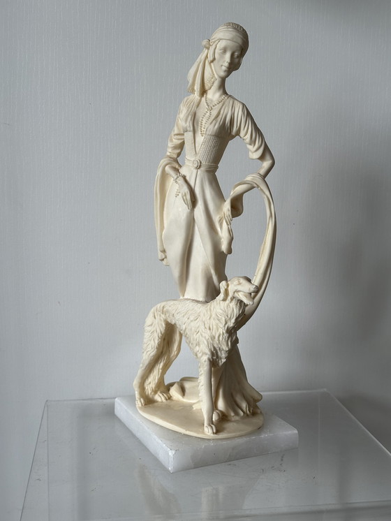 Image 1 of Italienische Skulptur Vintage Dame mit Hund Kunst