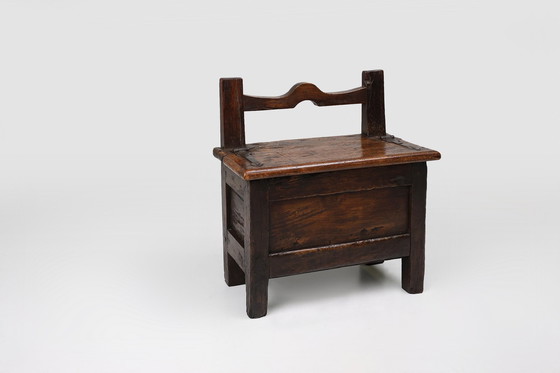 Image 1 of Antiker französischer Holzhocker mit Lagerung