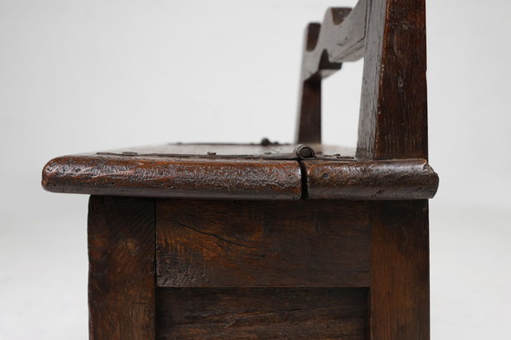 Image 1 of Antiker französischer Holzhocker mit Lagerung