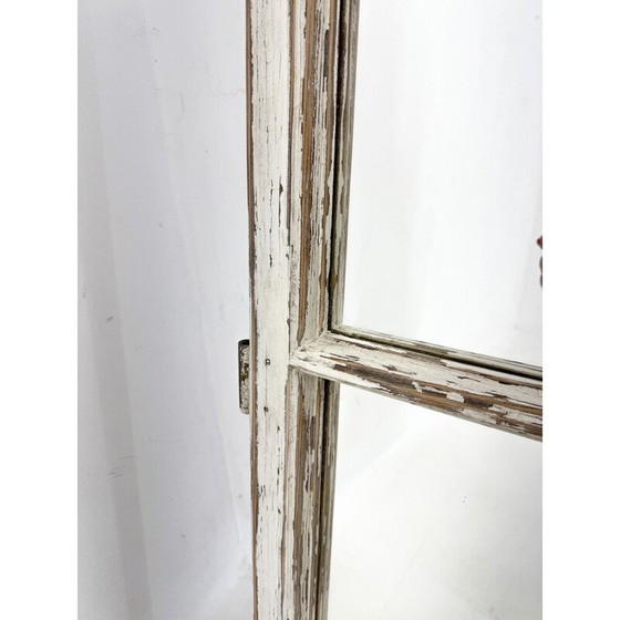 Image 1 of Ein altes Holzfenster, das in einen Spiegel verwandelt wurde