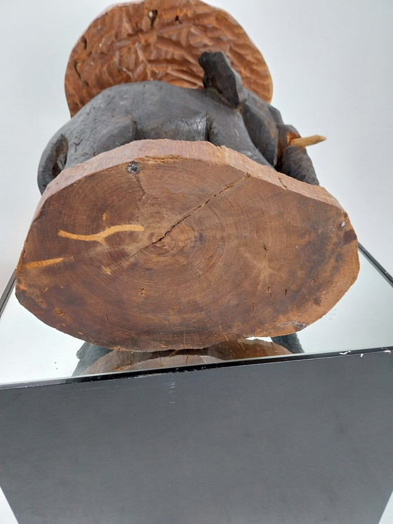 Image 1 of Der handgeschnitzte Elefant im Vintage Stil hat eine schwarze Patina 