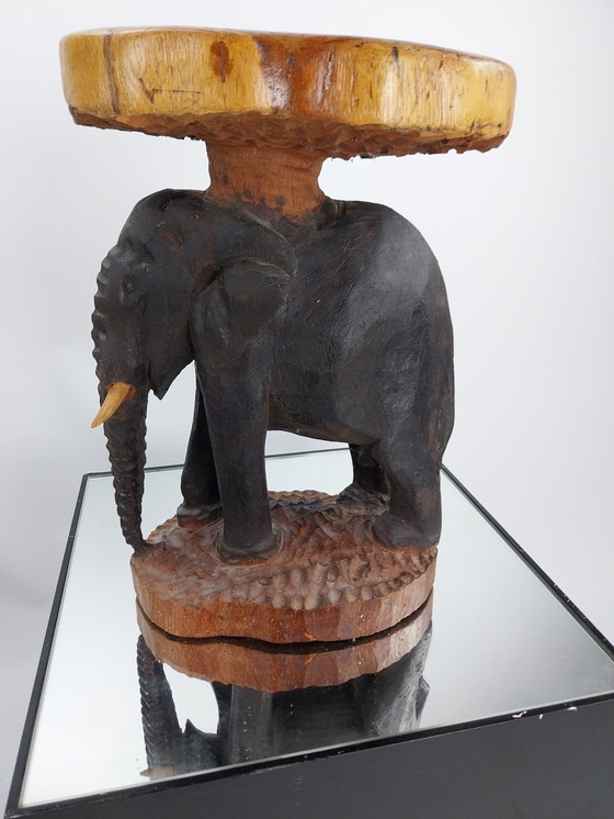 Image 1 of Der handgeschnitzte Elefant im Vintage Stil hat eine schwarze Patina 