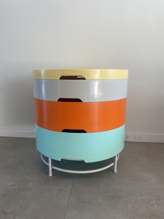 Image 1 of T. Richardson, C. Brill und A. Williams Beistelltisch