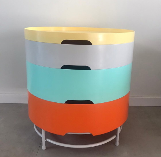 Image 1 of T. Richardson, C. Brill und A. Williams Beistelltisch