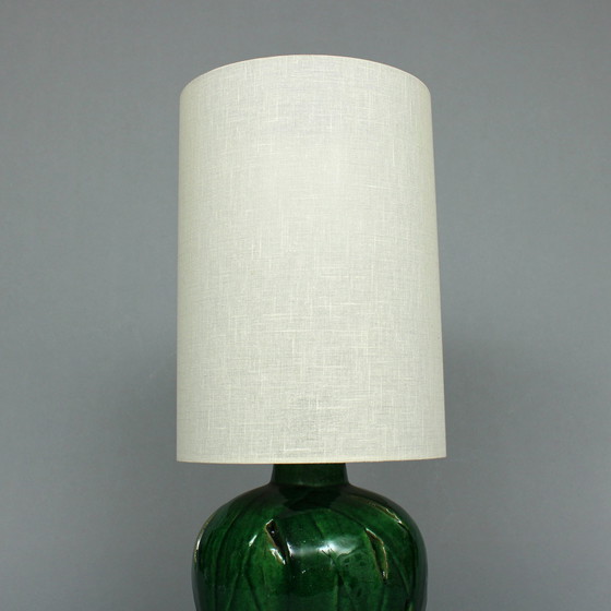 Image 1 of Pieter Groeneveldt (1889-1982) Grün glasierter Tischlampensockel mit cremefarbenem Schirm, ca. 1960 