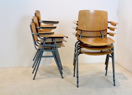 Image 1 of Satz stapelbarer Sperrholzstühle CAR '305-Chairs' mit Armlehne von Kho Liang Ie & J. Ruigrok, 1957