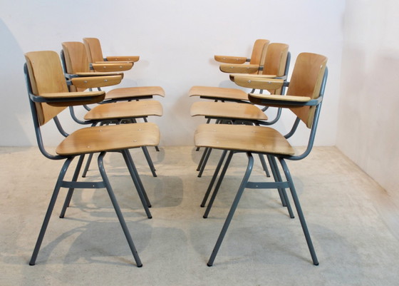 Image 1 of Satz stapelbarer Sperrholzstühle CAR '305-Chairs' mit Armlehne von Kho Liang Ie & J. Ruigrok, 1957